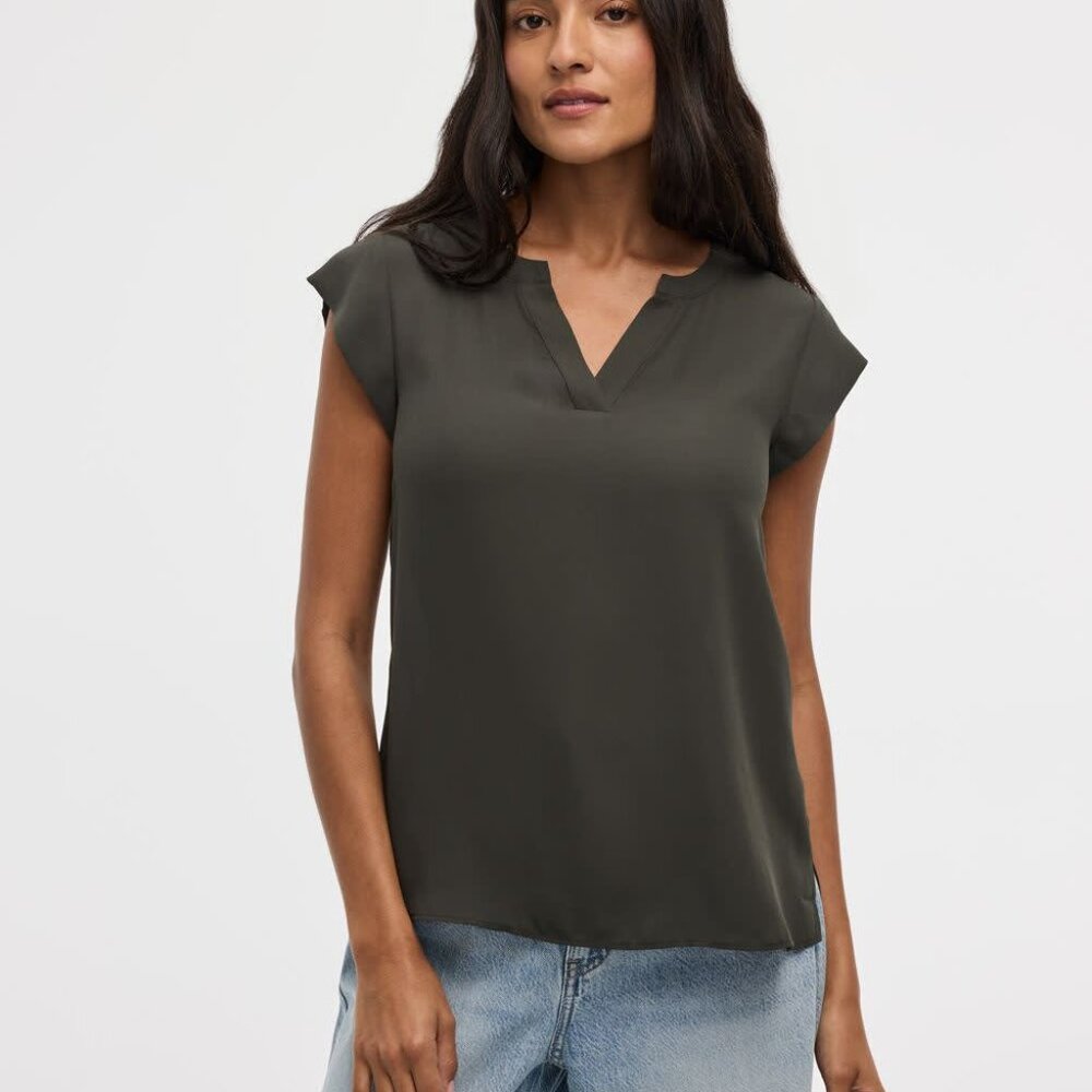 6/$32🛍️ Reitmans | Bundle x 2 Cap Sleeve Split Neck Blouses, XS